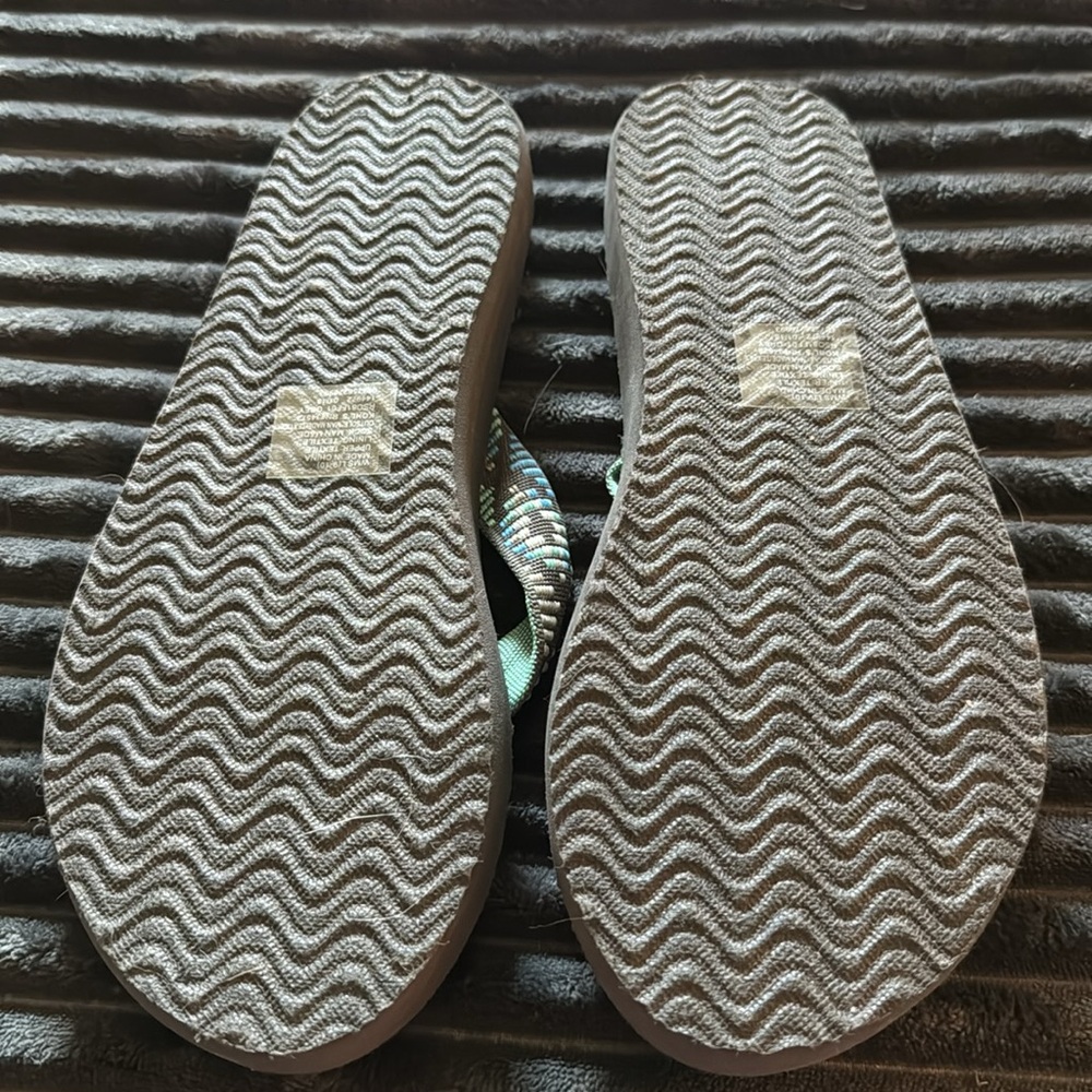 Lot Size L (9/10) SO Flip Flops from Kohl’s. - Picture 7 of 7